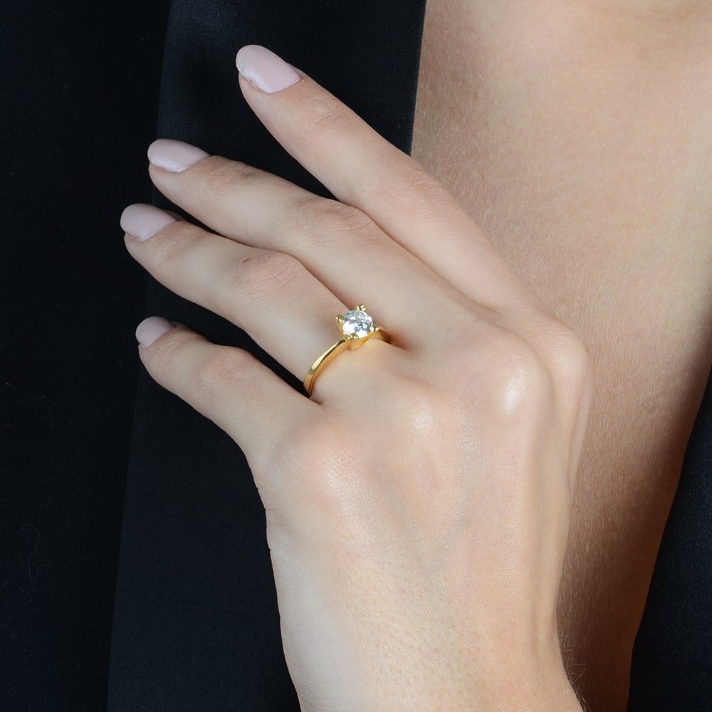 Anel Dourado Solitário com Pedra Zircônia - Galeria